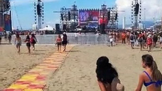 Jova Beach Party 2022 Viareggio, il pubblico comincia a prenere posto sulla spiaggia