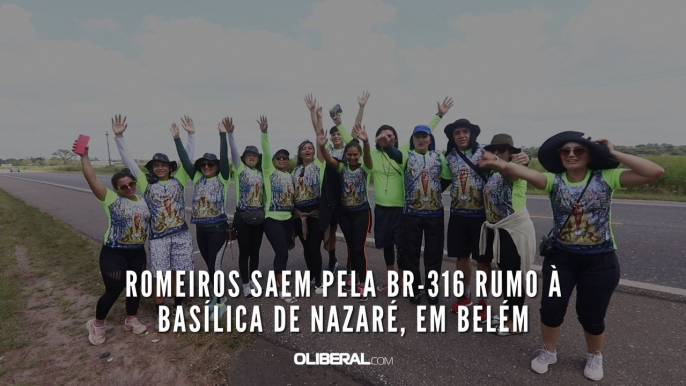 Romeiros saem pela BR-316 rumo à Basílica de Nazaré, em Belém