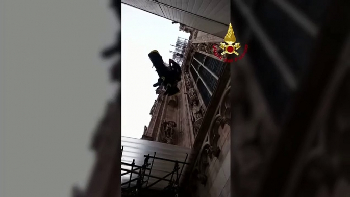 Turista si frattura una gamba fra le guglie del Duomo, i pompieri la calano da 70 metri d'altezza