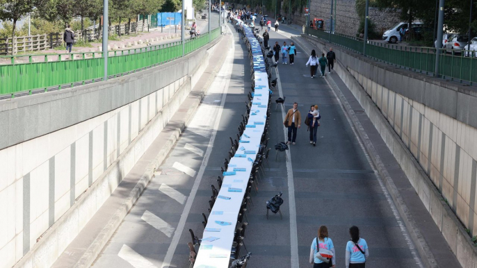 Une table de 2,560 km de long : record du monde battu en Seine-Saint-Denis