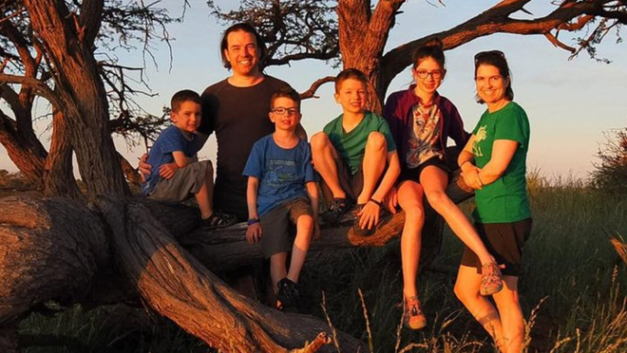 Cette famille canadienne parcourt les merveilles du monde avant que les enfants ne deviennent aveugles - carré