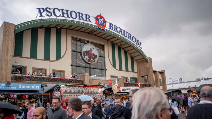 Das diesjährige Münchner Oktoberfest ist seit Samstag wieder voll im Gange. Direkt zu Beginn macht schon ein Zelt Schlagzeilen. Ewiges Warten auf Essen, das dann alt serviert wird, unfreundliche Kellner und schreckliche Blaskapellenmusik. Das Festzelt "Br