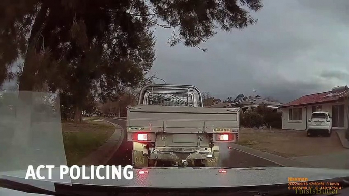 Il fait des dérapages en camion... juste devant une voiture de police... oups