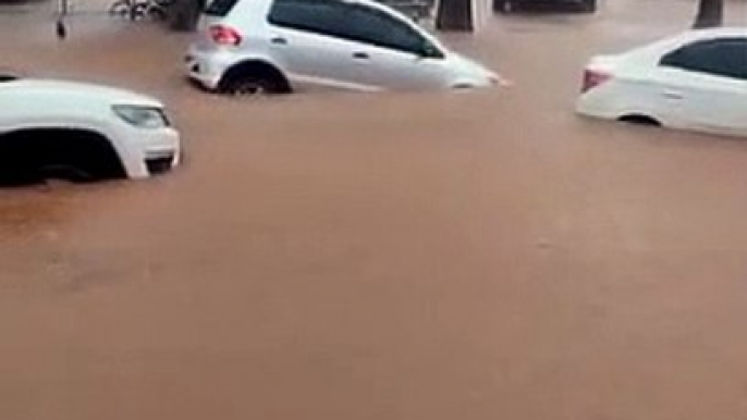 Carros ficam presos na chuva, em Planaltina de Goiás