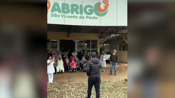 Cantor Daniel anima idosos do Abrigo São Vicente de Paulo