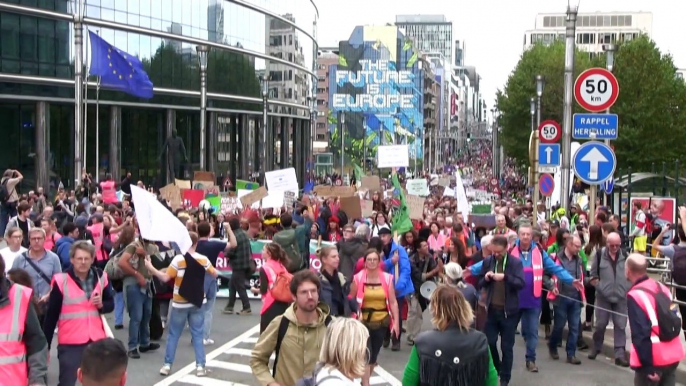 Milhares de pessoas participaram numa marcha pelo clima em Bruxelas