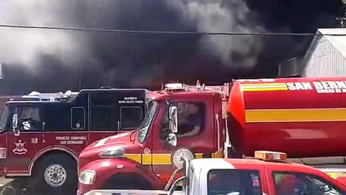 Bomberos combaten gran incendio en bodega de plásticos en San Bernardo