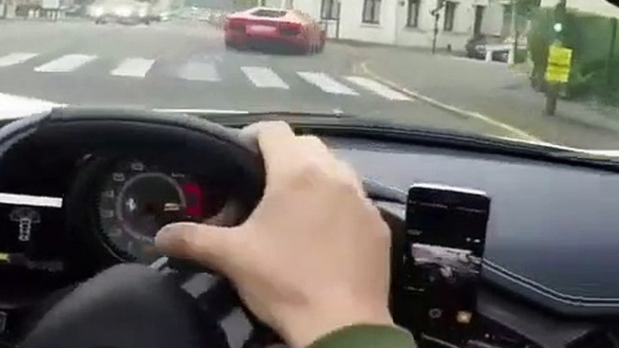 Sa supercar Ferrari crache du feu au démarrage... moteur surpuissant