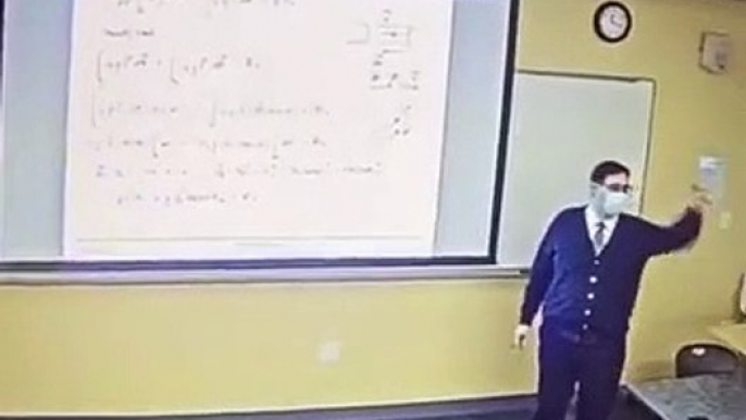 Un professeur de mathématiques pense donner une leçon à un étudiant en retard