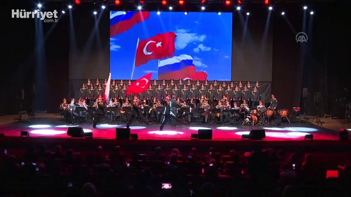 Haluk Levent, Rus Kızılordu Korosu eşliğinde Ankara'da konser verdi.