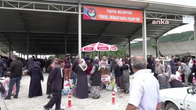 Amasya haberi... Taşova'da Simit Satarak Masraflarını Çıkarmaya Çalışan Üniversite Öğrencisi: "Geçim Zor, Böyle Karınca Kararınca Bir Şeyler Yapmaya Çalışıyoruz"