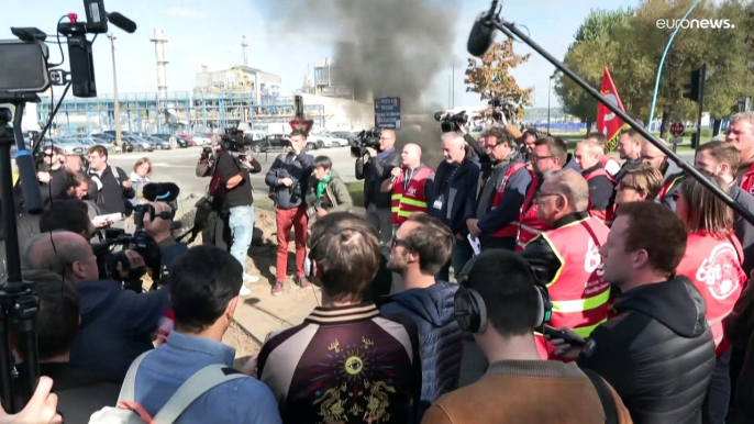 Crise du carburant en France : dépôts toujours bloqués, stations à sec