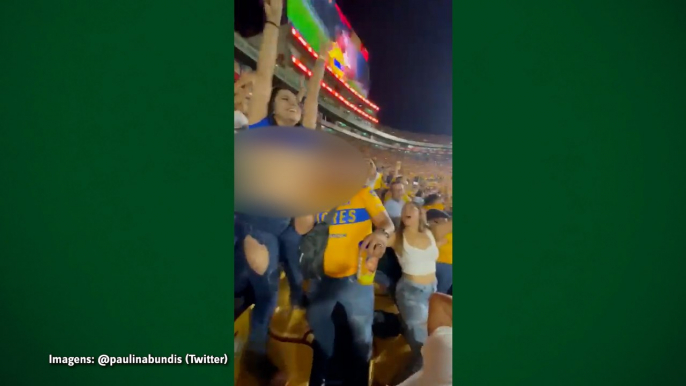 Torcedora faz alegria da galera e mostra os seios ao comemorar gol do Tigres