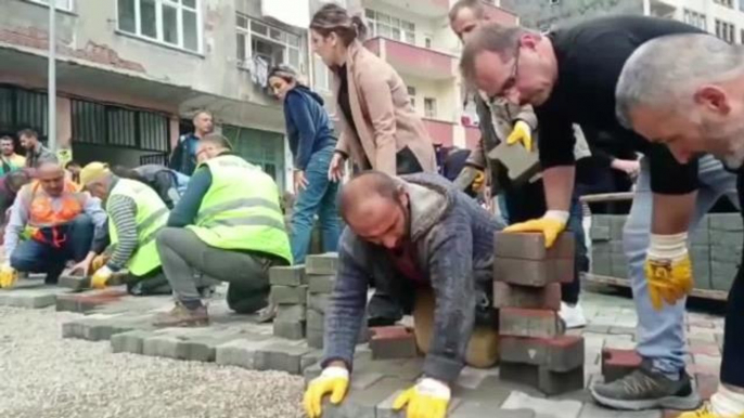 Artvin haberleri... Borçka Belediyesi'nin Çağrısıyla Sokak ve Caddelere Parke Taşı İmece Yöntemiyle Döşeniyor