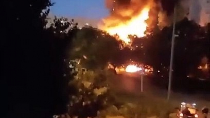 Les images effrayantes d'un avion militaire russe qui s’est écrasé ce soir dans un quartier habité de Ieïsk en Russie, non loin de l’Ukraine