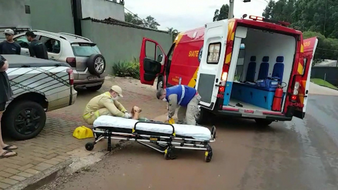 Ciclista sofre suspeita de fratura no tornozelo após colisão com motocicleta