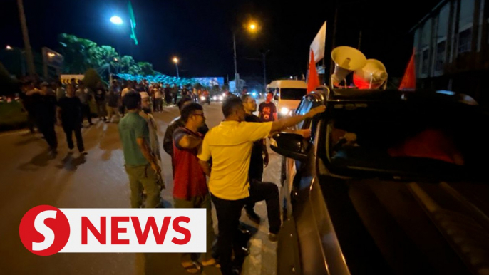 GE15: Rowdy crowd thwarts Pakatan attempts to plant flags at Kuala Nerus roundabout