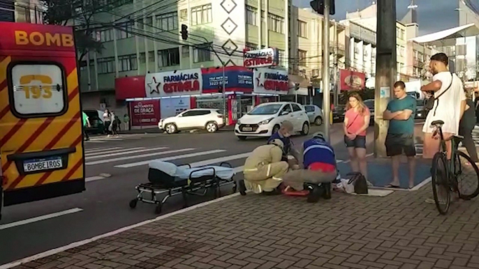 Mulher sofre ferimentos na cabeça ao ser atropelada por bicicleta na Av. Brasil