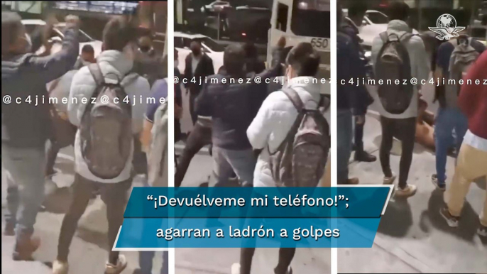 Agarran a patadas a ladrón de transporte público, a golpes, lo obligan a regresar lo robado