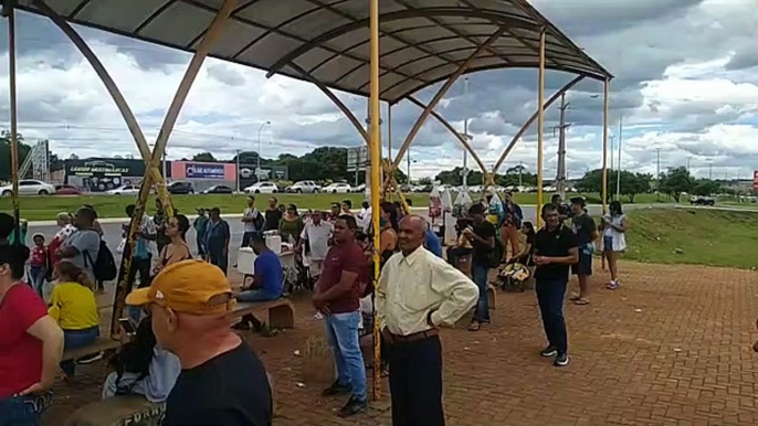 Ponto de ônibus no Novo Gama cheio com pessoas que aguardam, em média, mais de 1 hora por um ônibus