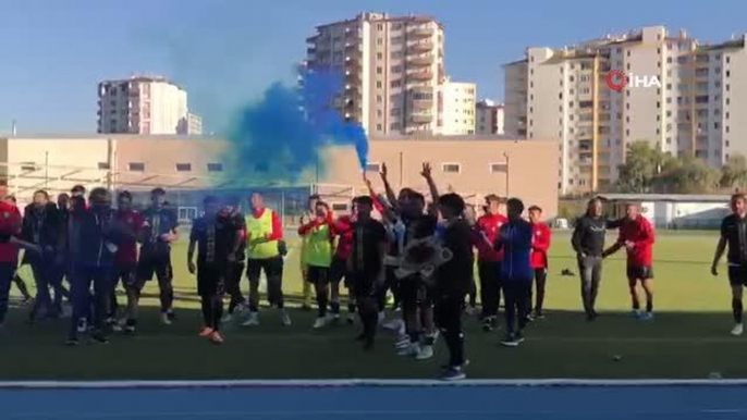 Kayseri'de amatör lig futbolcusu maçın ardından sahada kız arkadaşına evlilik teklifi etti