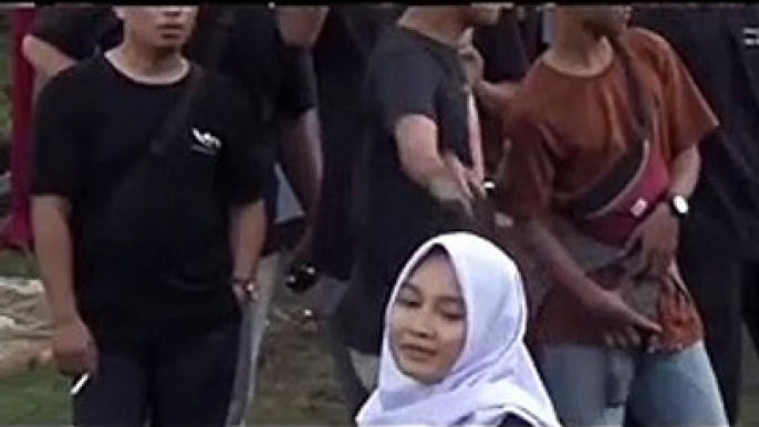 video viral - cewek hijab goyang santuy