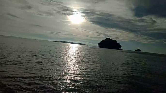 Pemandangan Naik Perahu Ke Pulau Dum Di Sore Hari