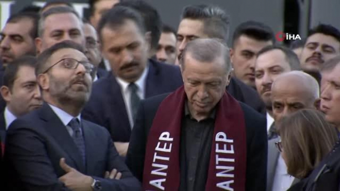 (GAZİANTEP-1)Cumhurbaşkanı Erdoğan: "Birileri kıta kıta geziyor. Amerika olmadı, İngiltere, İngiltere olmadı, Almanya"