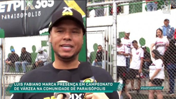 Luis Fabiano prestigia torneio de várzea em Paraisópolis