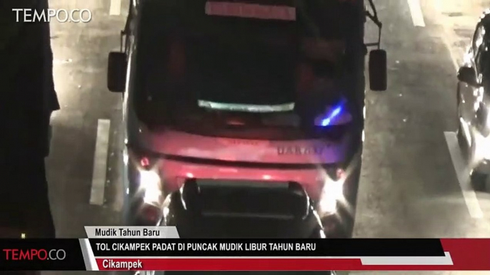 Tol Cikampek Padat di Puncak Mudik Libur Tahun Baru