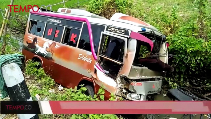 Hindari Sepeda Motor, Bus Ini Terbang Dan Masuk Ke Parit Di Jalur Pantura