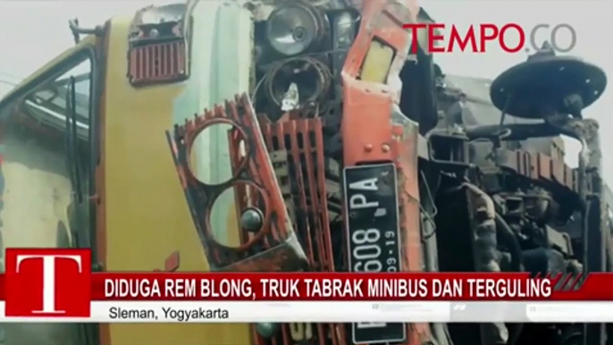 Diduga Rem Blong, Truk Tabrak Minibus dan Terguling