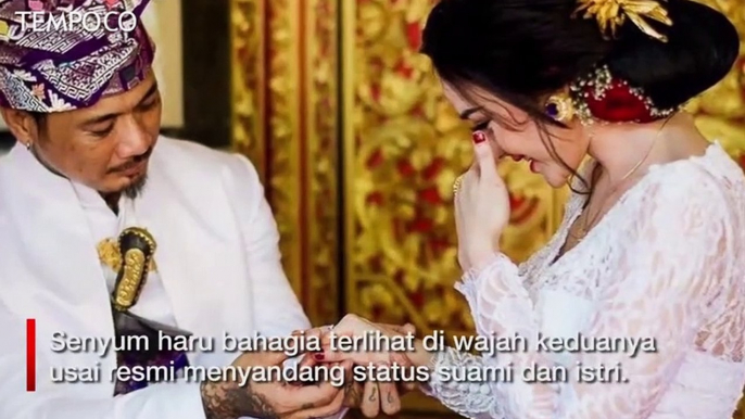 Momen Romantis di Pernikahan Jerinx SID dan Nora Alexandra