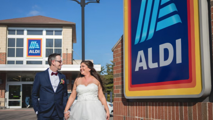 Ce couple réalise son plus grand rêve… Se marier chez Aldi