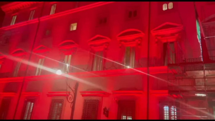 Palazzo Chigi illuminato di rosso contro la violenza sulle donne