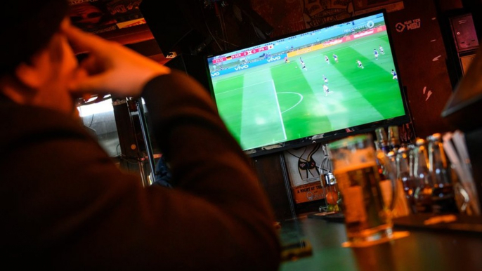 Coupe du monde : ils s'amusent à éteindre les télés des bars avec une télécommande pirate