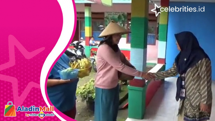 Peringati Hari Guru, Orang Tua Siswa di Semarang Beri Hadiah Hasil Panen