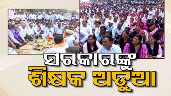 Agitating Primary school teachers do havan during protest in Bhubaneswar