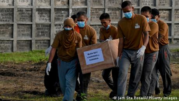 Philippines' largest prison holds mass burial for inmates