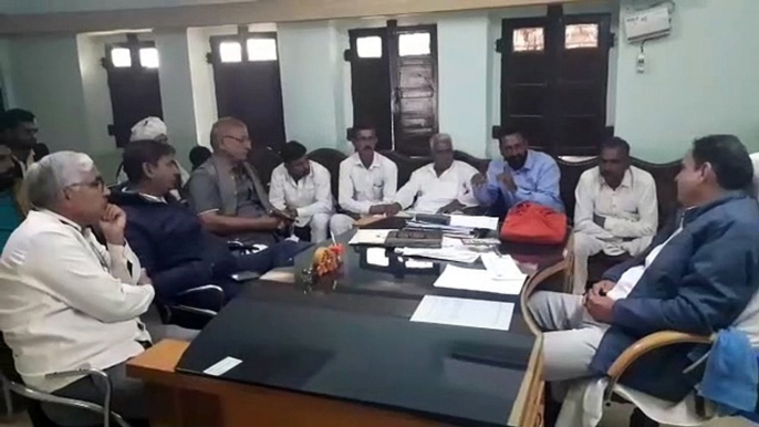 Traders defied the mediation of the district administration, fury among farmers, deepened dispute over illegal deduction