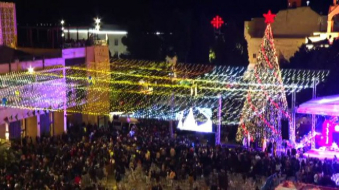 Betlemme, la cerimonia di illuminazione dell'albero di natale