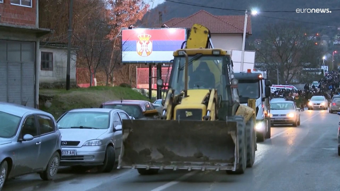 La tension monte au Kosovo : des Serbes bloquent la circulation, Pristina reporte des élections