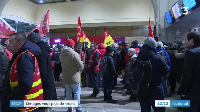 Plusieurs centaines de chefs d'entreprises, d'élus, de syndicalistes et de particuliers ont manifesté en gare de Limoges contre la détérioration de la desserte ferroviaire entre leur ville et Paris - VIDEO