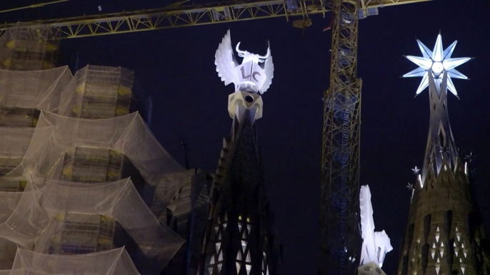 Sagrada Família ilumina suas duas novas torres