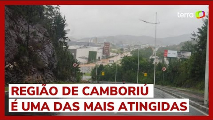 Chuvas em Santa Catarina causam mortes, deslizamentos e o bloqueio de rodovias