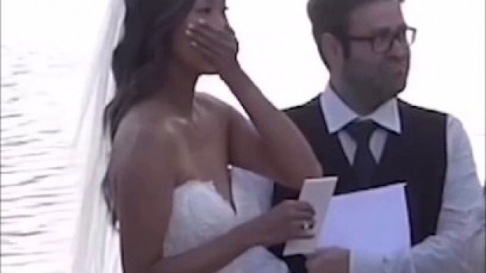 Un ours met de l'ambiance pendant la séance photo d'un mariage