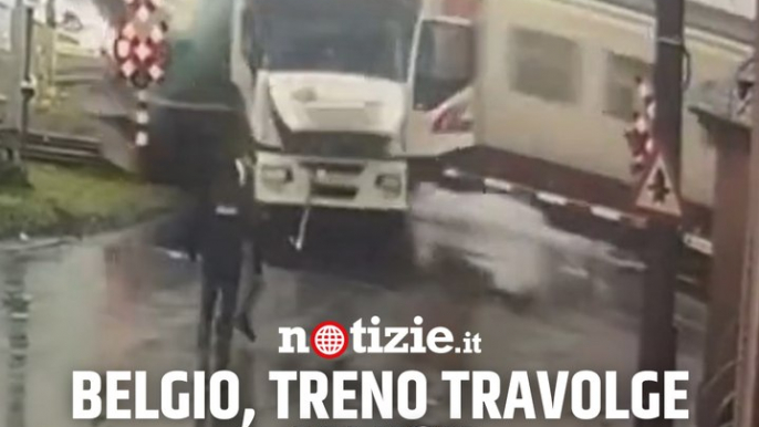 Belgio, treno si scontra con un camion in panne sui binari: il video dell'impatto