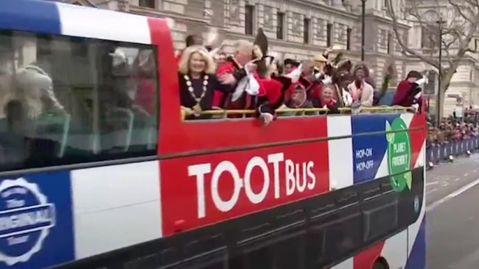 London mayors wave to crowds from open-top bus during New Year's Day parade