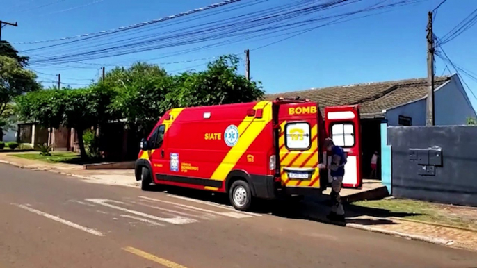 Mulher tem suspeita de fratura nos ombros após cair em residência