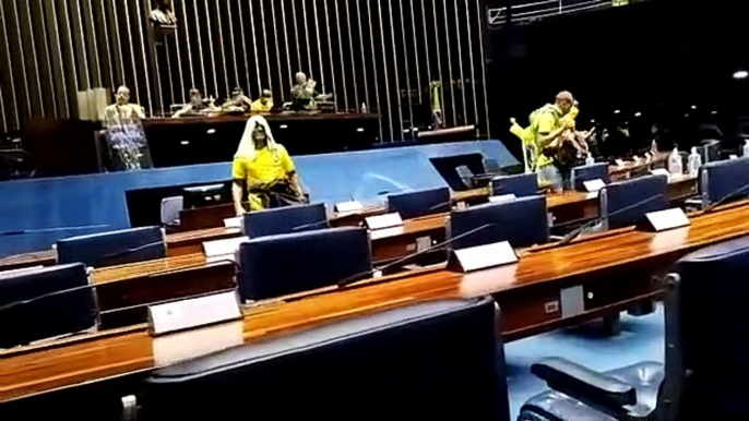 Bolsonaristas invadem Senado Federal e escorregam no plenário